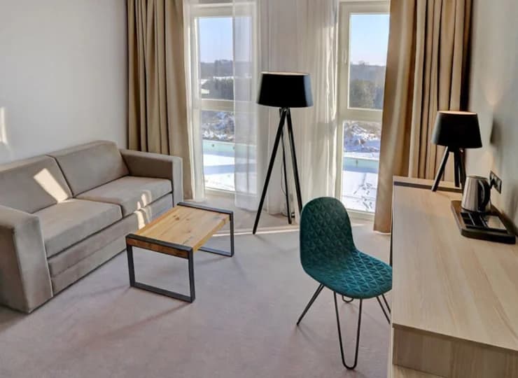 Rozkładana sofa w pokojach 2+2 pozwala na nocleg 2 dzieci do 12 lat