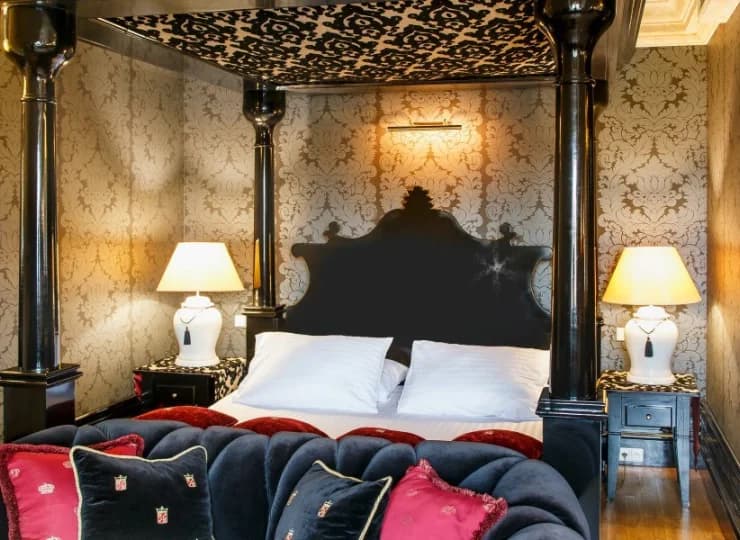 Wspaniałe pokoje i apartamenty urządzono w iście królewskim stylu