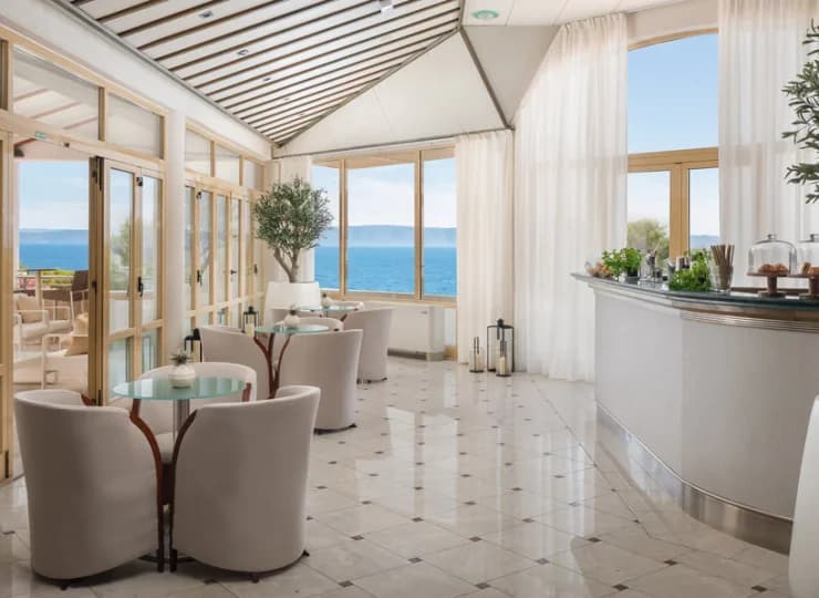 Wnętrza hotelu są jasne i przestronne