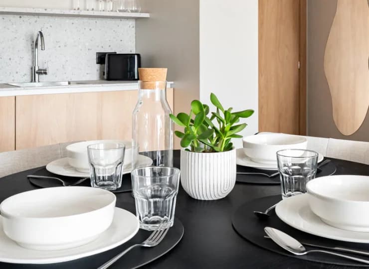 W apartamencie jest wyposażony aneks kuchenny oraz stół jadalniany