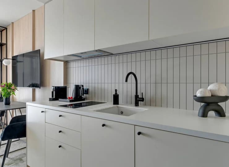 W każdym apartamencie jest wyposażony aneks kuchenny
