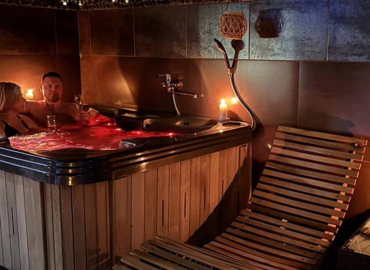 Można się tu odprężyć w ciepłej wodzie jacuzzi