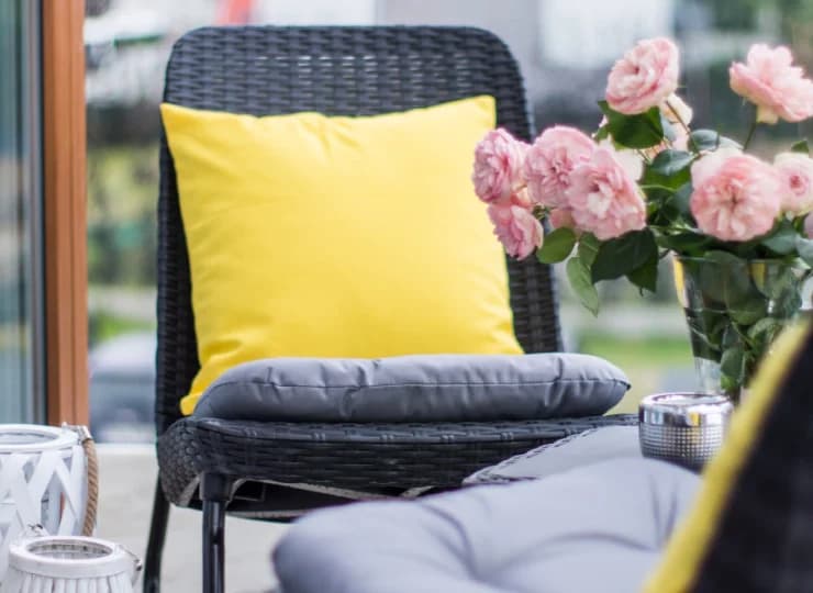 Każdy pokój ma wygodnie urządzony balkon