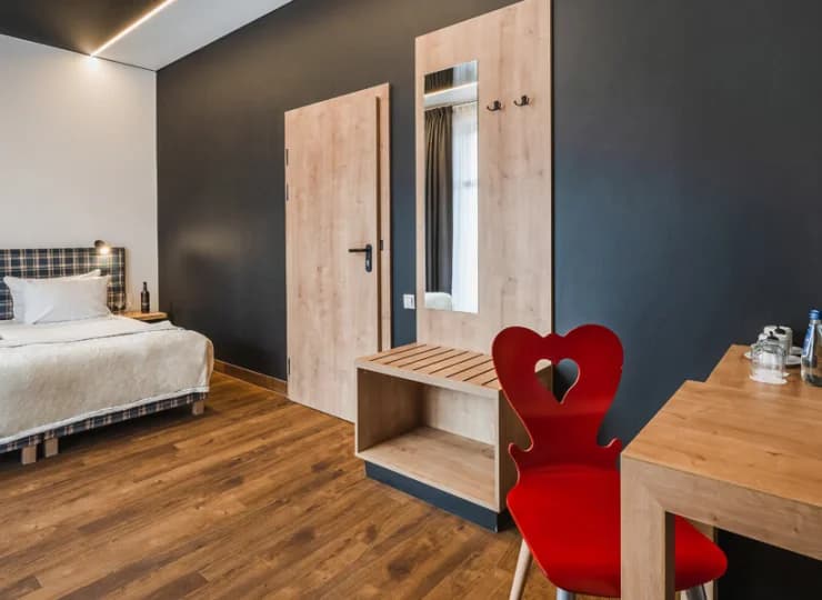 Willa Park znajduje się naprzeciw głównego budynku hotelowego (ok. 30 m)