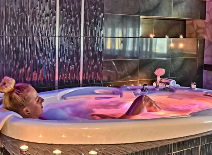 Doskonałym pomysłem jest  relaks w wannie solankowej
