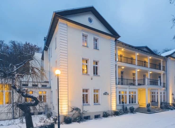 W ferie zimowe darmowy Ski Bus odwozi hotelowych gości do kurortu narciarskiego