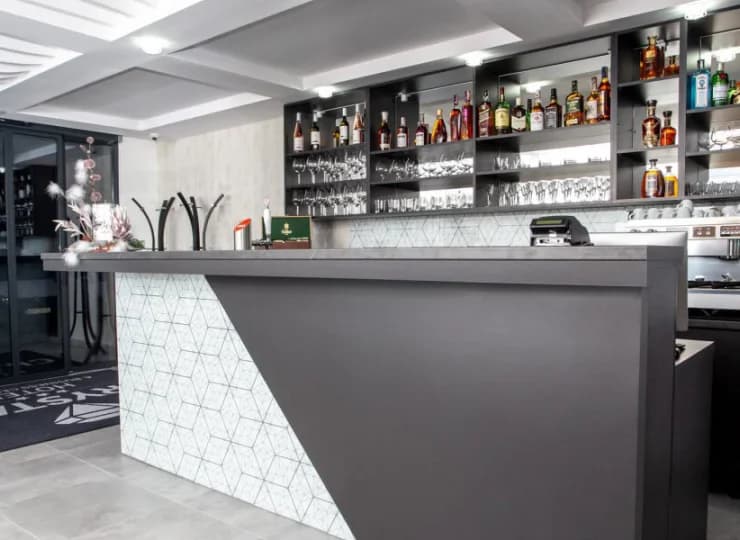 W hotelu mieści się również kawiarnia i drink bar