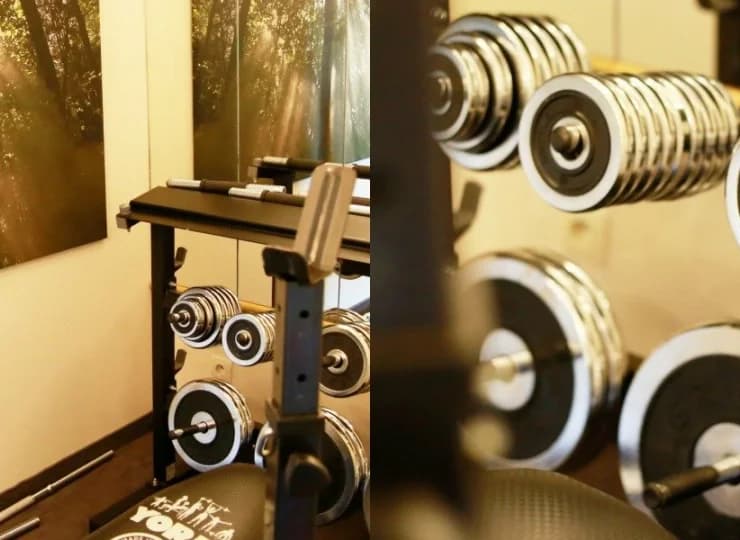 Sala fitness jest wyposażona w sprzęt zarówno do treningu cardio, jak i siłowego