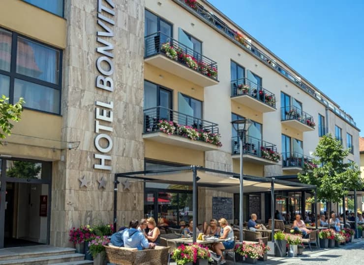 Bonvital Hotel**** jest położony w miejscowości Heviz na Węgrzech