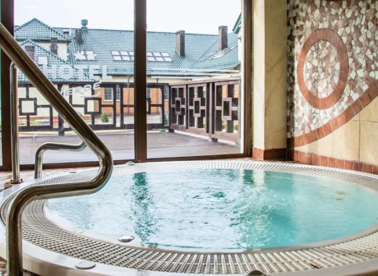 Dostępne są: basen, jacuzzi, sauna, łaźnia parowa oraz solarium