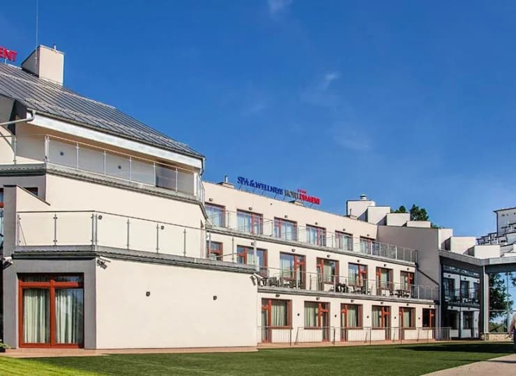 Na hotel składają się dwie części 3* i 4-gwiazdkowa połączone wspólną recepcją