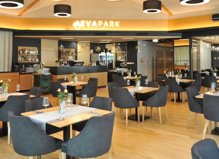 W hotelu znajduje się elegancka restauracja ze smaczną kuchnią