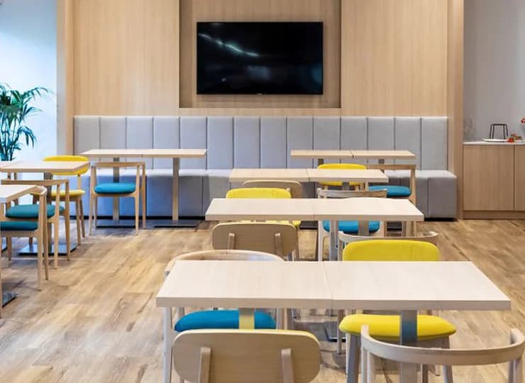 Sala jadalna utrzymana jest w jasnych odcieniach plażowego piasku