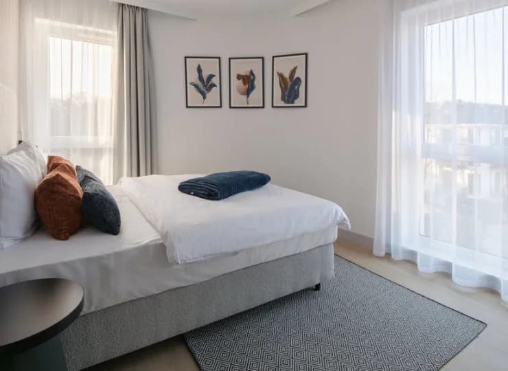 Osobna sypialnia w apartamencie narożnym w budynku C
