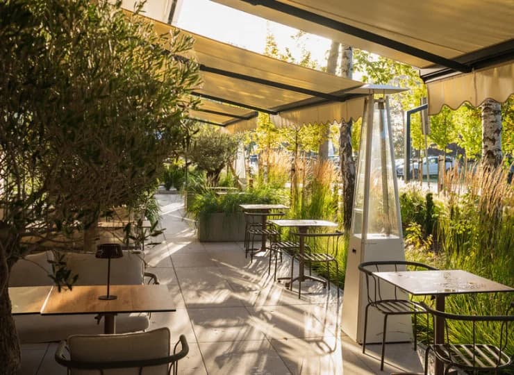 Restauracja oferuje niezwykle przyjemny taras, zanurzony w zieleni