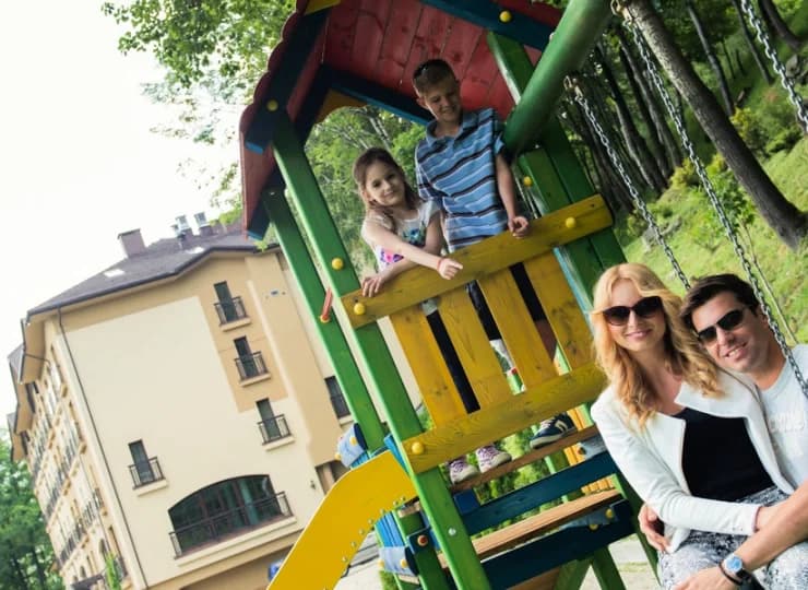 Dla najmłodszych gości w ogrodzie urządzono plac zabaw