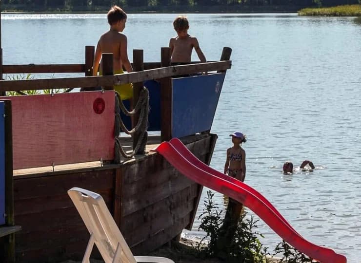 W obiekcie jest sala zabaw oraz plac zabaw na plaży