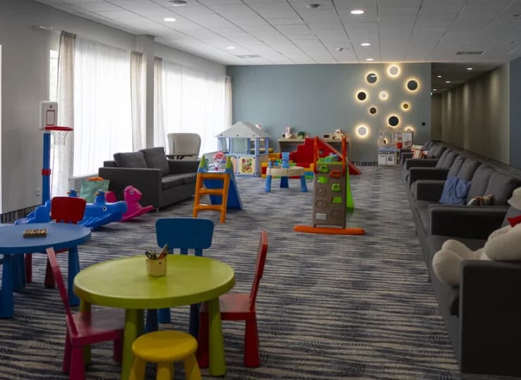 Sala zabaw ma różnorodne atrakcje dla maluchów i wygodne sofy dla rodziców