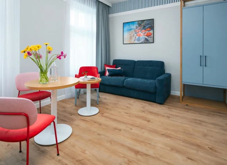 W pokoju dziennym Deluxe Junior Suite jest rozkładana kanapa