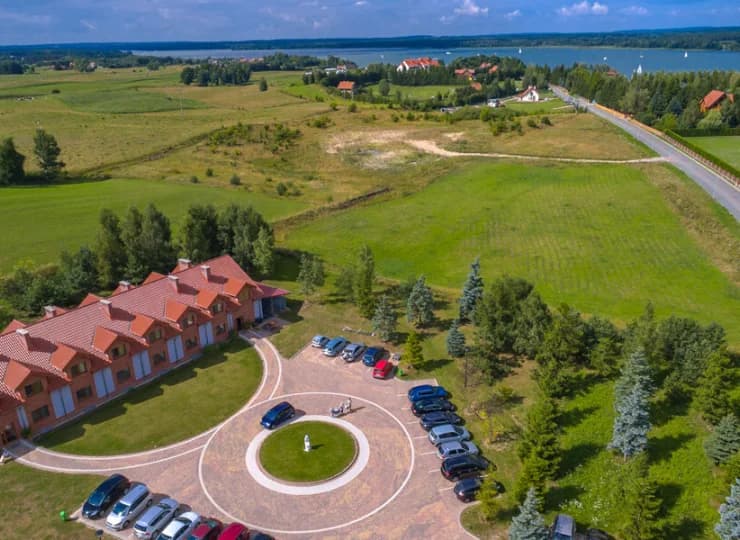Willa Port znajduje się 150 m od głównego budynku hotelu