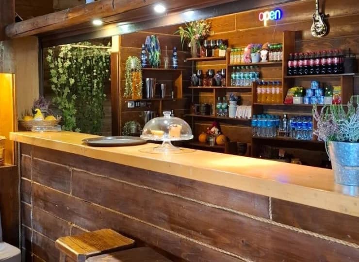 Restauracja oferuje też menu obiadowe i drinki