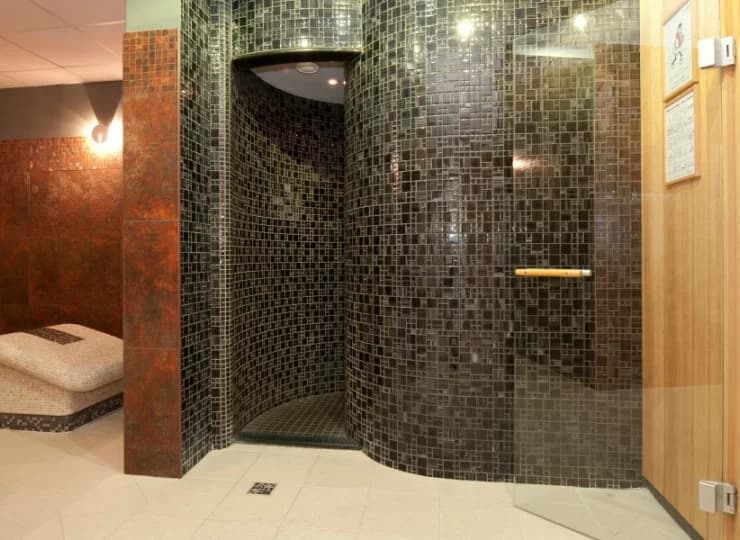 W strefie SPA znajduje się sauna sucha i parowa oraz tepidarium