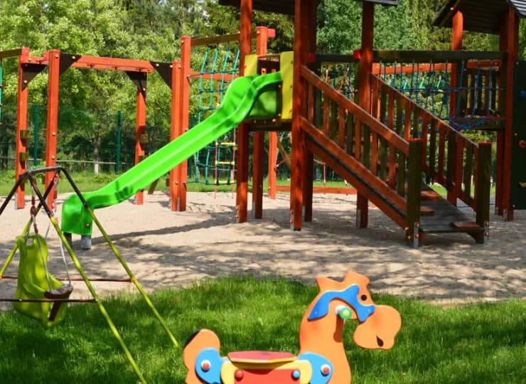 Na świeżym powietrzu dzieci mogą szaleć na kolorowym placu zabaw