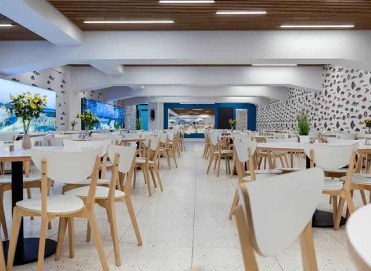 W resorcie mieści się restauracja, kawiarnia, bistro i słodki kącik