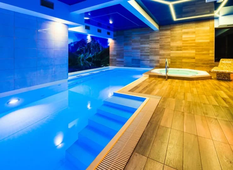 Sądelski Dwór dysponuje basenem oraz instytutem Medical & Spa