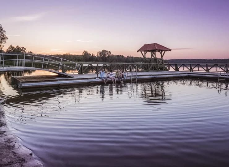 Tuż obok hotelu znajduje się plaża nad jeziorem Gołdap