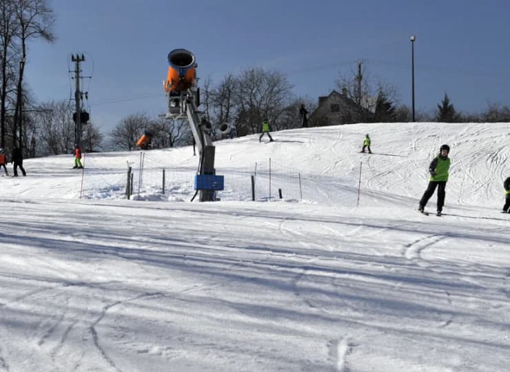 Na miłośników sportów zimowych czekają tutaj wyciągi i przygotowane trasy