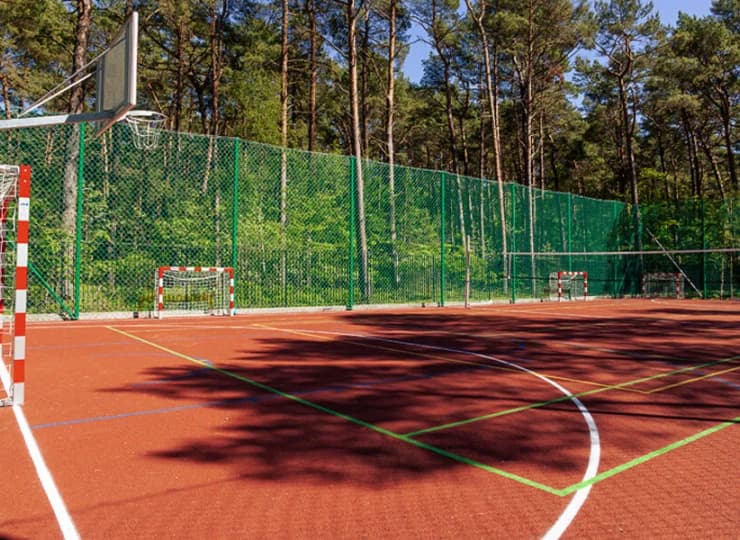 Ośrodek dysponuje wielofunkcyjnymi boiskami sportowymi