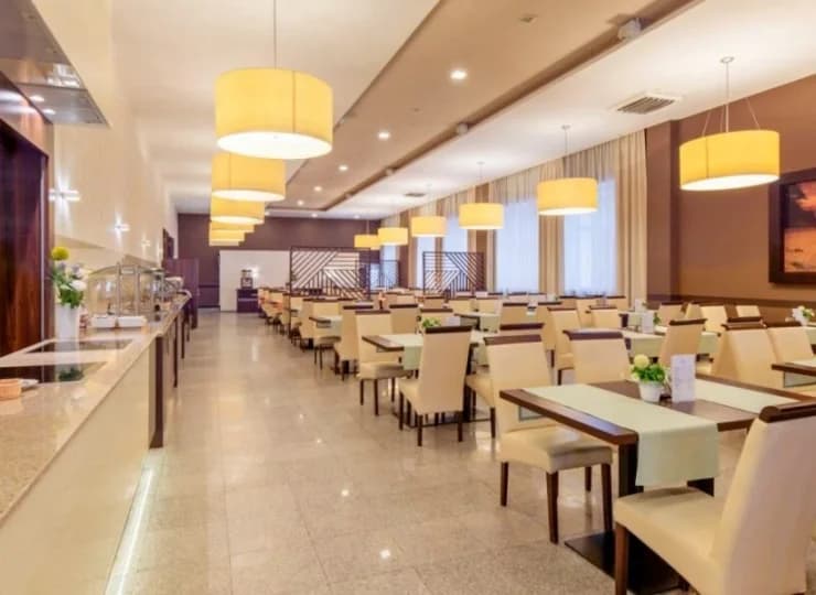 Hotelowa sala restauracyjna mieści się na 1. piętrze
