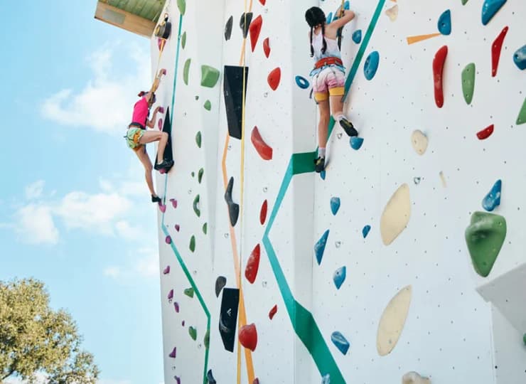 Wielką atrakcją strefy Funcenter jest ścianka wspinaczkowa