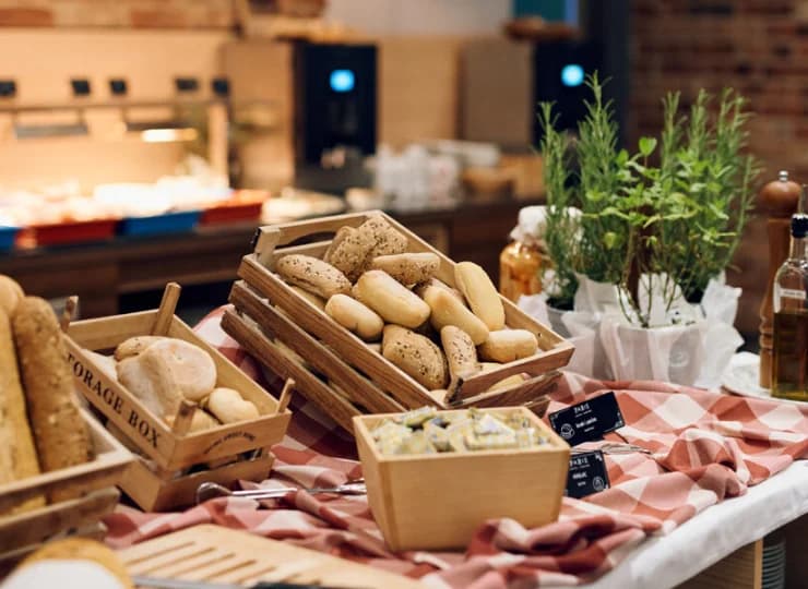 Przygotowywane są w formie atrakcyjnego bufetu ze świeżym pieczywem