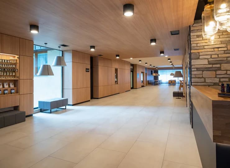 Wnętrza hotelu są nowoczesne i przestronne