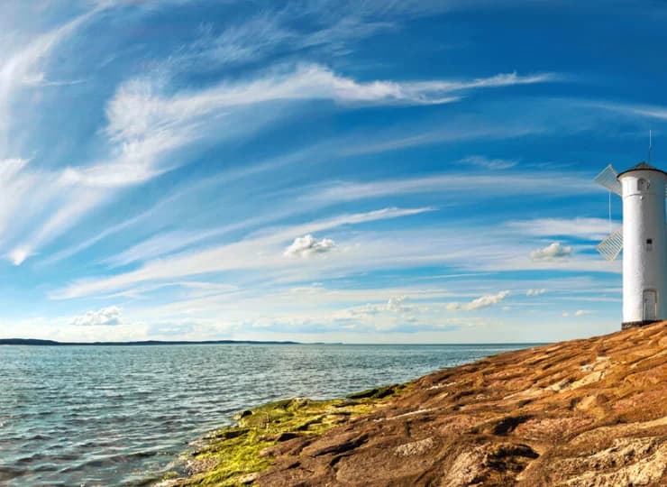 Znajduje się niedaleko plaży i promenady