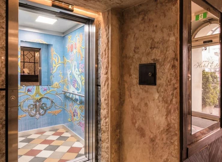 Hotel dysponuje windą oraz całodobową recepcją