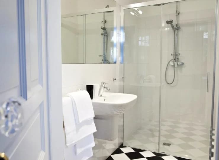 Każdy apartament posiada stylowo urządzoną łazienkę