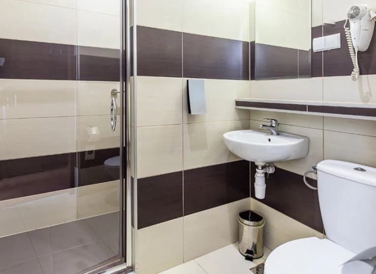W łazienkach zamontowano wanny lub kabiny prysznicowe