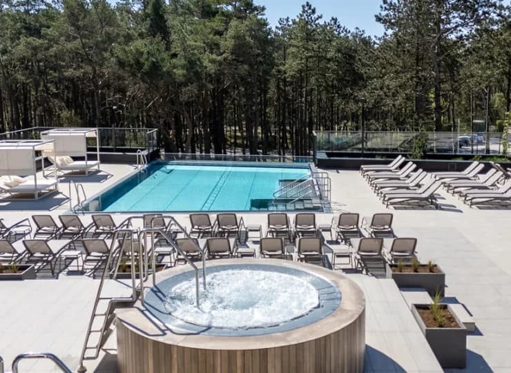 Na tarasie stoi sporo leżaków, jest też zewnętrzne jacuzzi