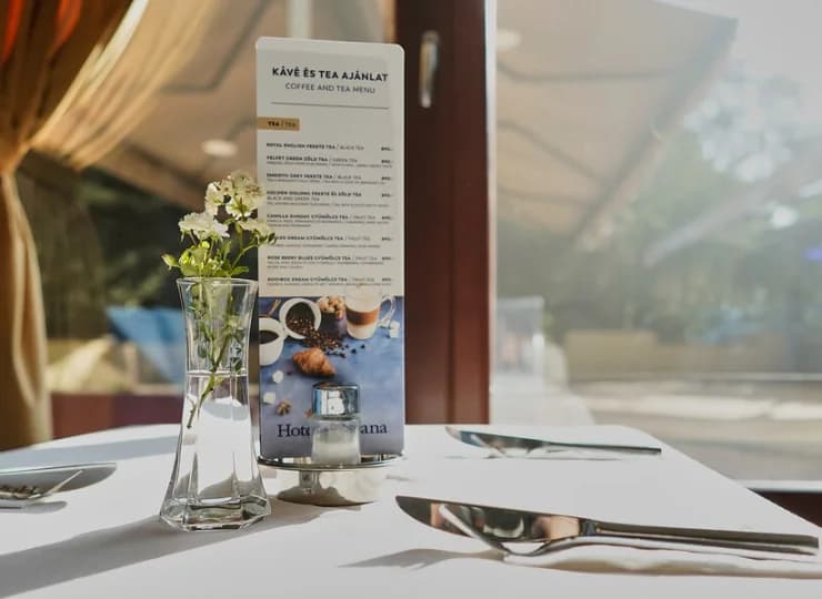 Hotelowe bistro przygotowuje posiłki dla gości w formie bufetu