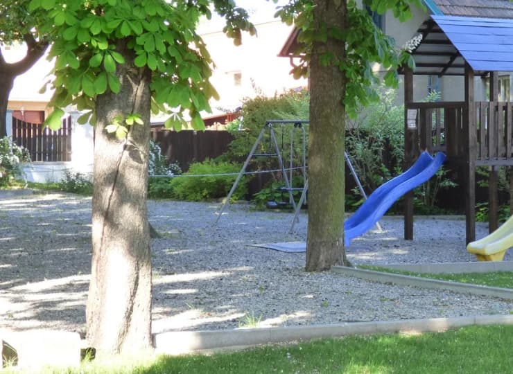Hotel otoczony jest ogrodem z placem zabaw