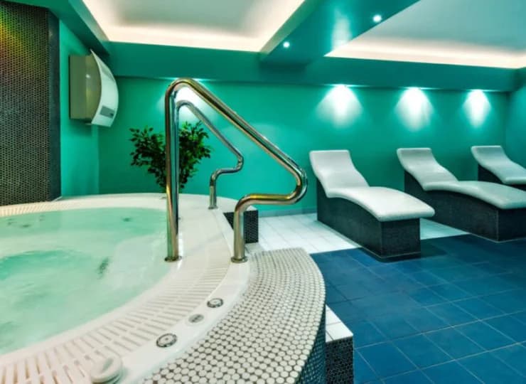 Obiekt dysponuje strefą SPA z jacuzzi i kącikiem relaksacyjnym