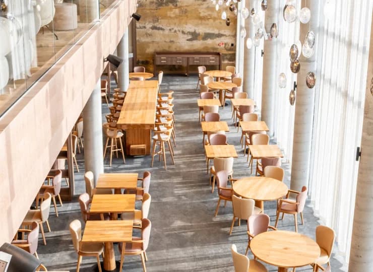 Restauracja hotelowa jest imponująca, wysoka na dwie kondygnacje
