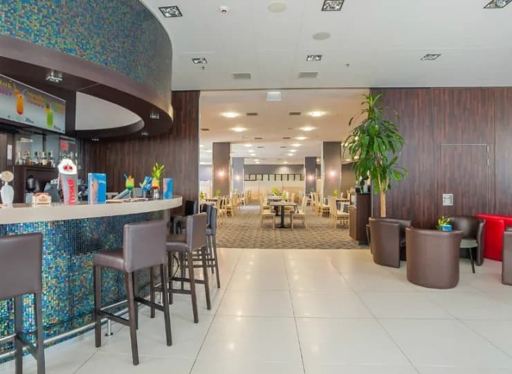 Ofertę gastronomiczną uzupełnia doskonale zaopatrzony bar 