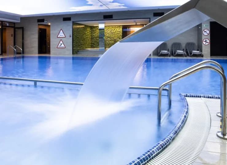 Do dyspozycji gości jest basen, sauny i jacuzzi