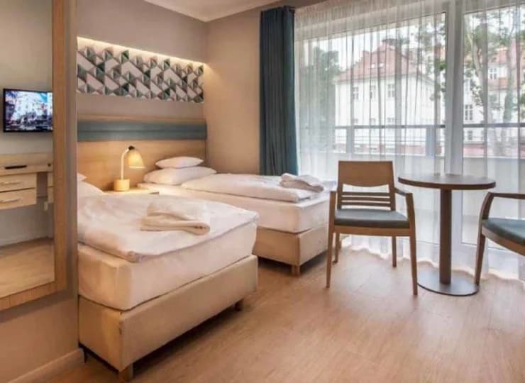 Apartament typu standard to wygodna przestrzeń z aneksem kuchennym i balkonem