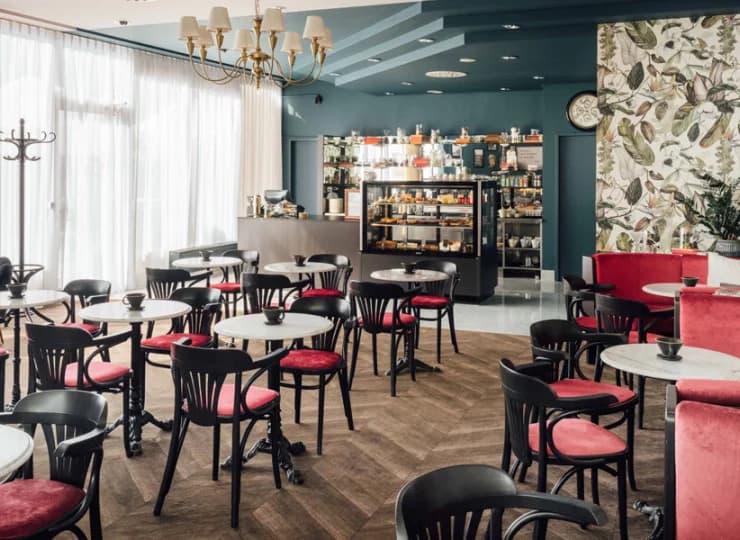 Hotel posiada kawiarnię utrzymaną w klimacie wiedeńskich cukierni