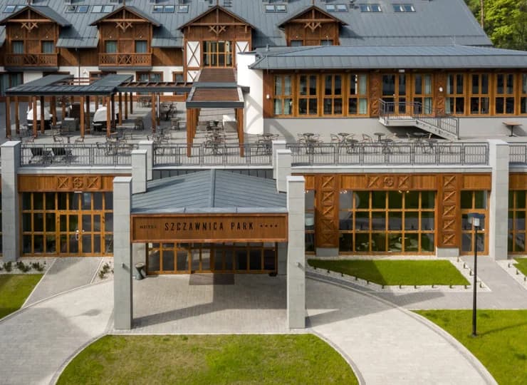 Główny budynek hotelu nawiązuje do najlepszych wzorców architektury uzdrowiska
